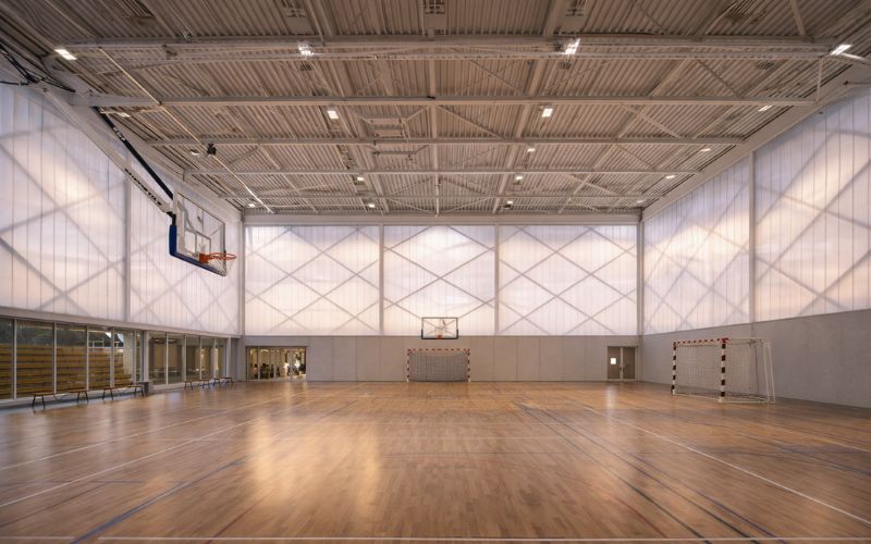 Revestimiento translúcido de un gimnasio por la noche